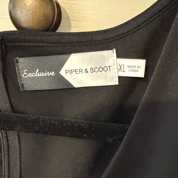 Piper & Scoot Elegant Black XL Dress with Floral Sleeves - Picture 2 of 6